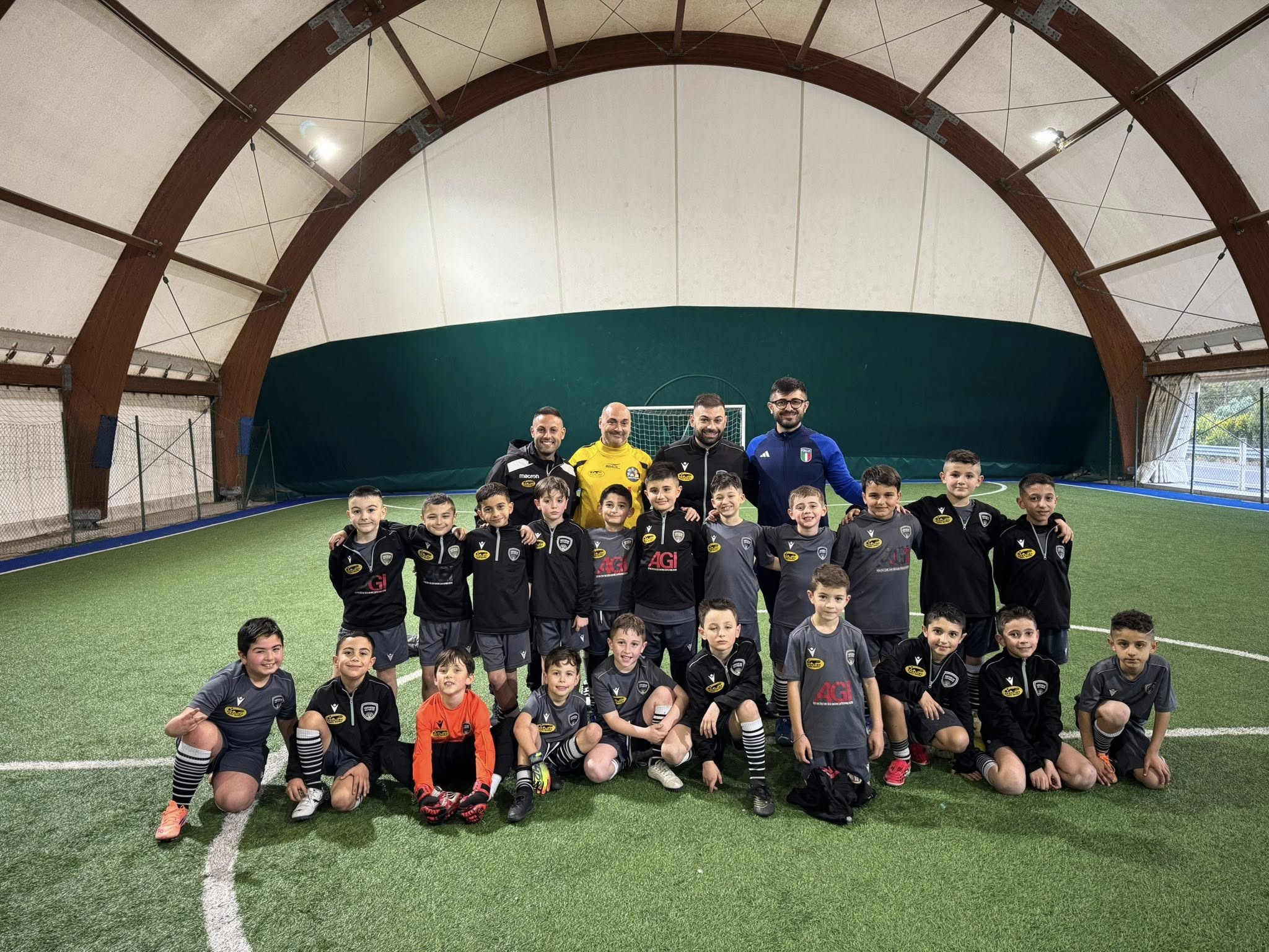 Gruppo della scuola calcio Sportime sul campo