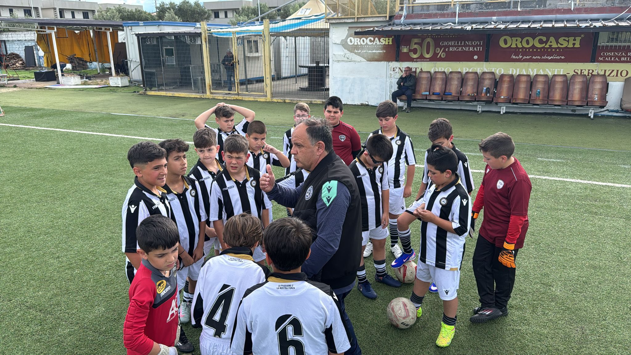 Tecnico Sportime durante un briefing con i ragazzi