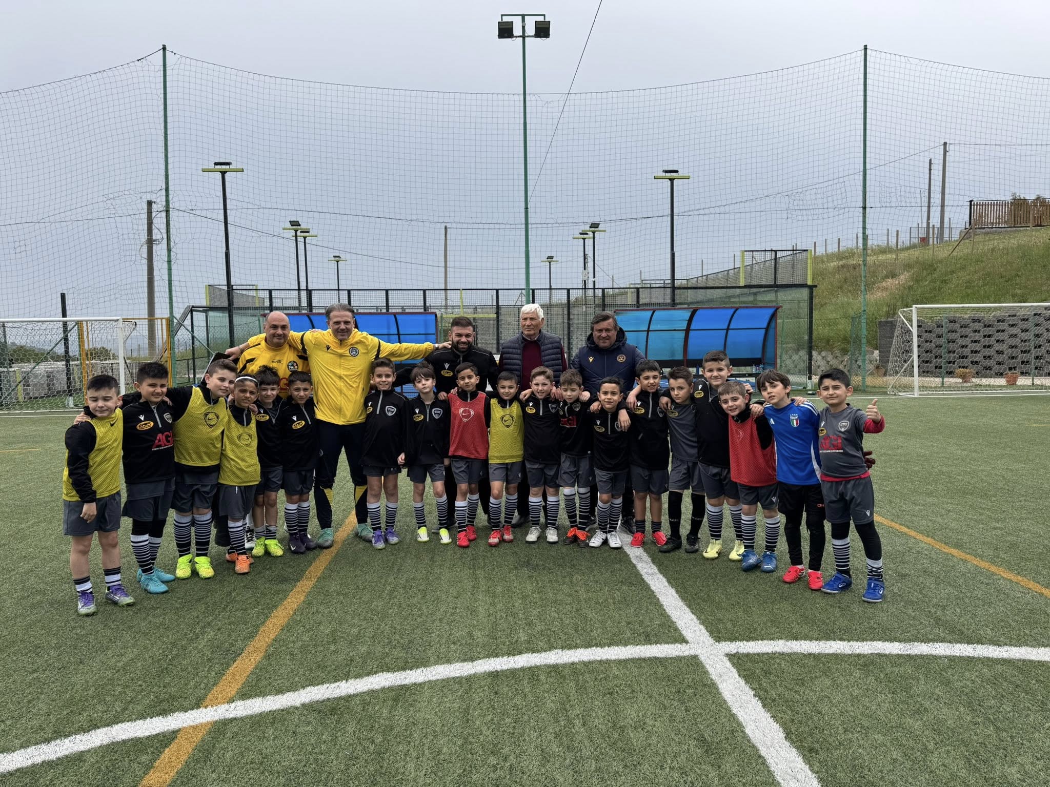 Staff tecnico e squadre giovanili della scuola calcio Sportime