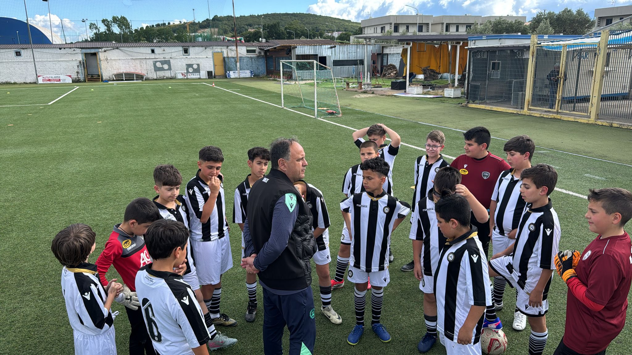 Allenatore con bambini e ragazzi della scuola calcio Sportime
