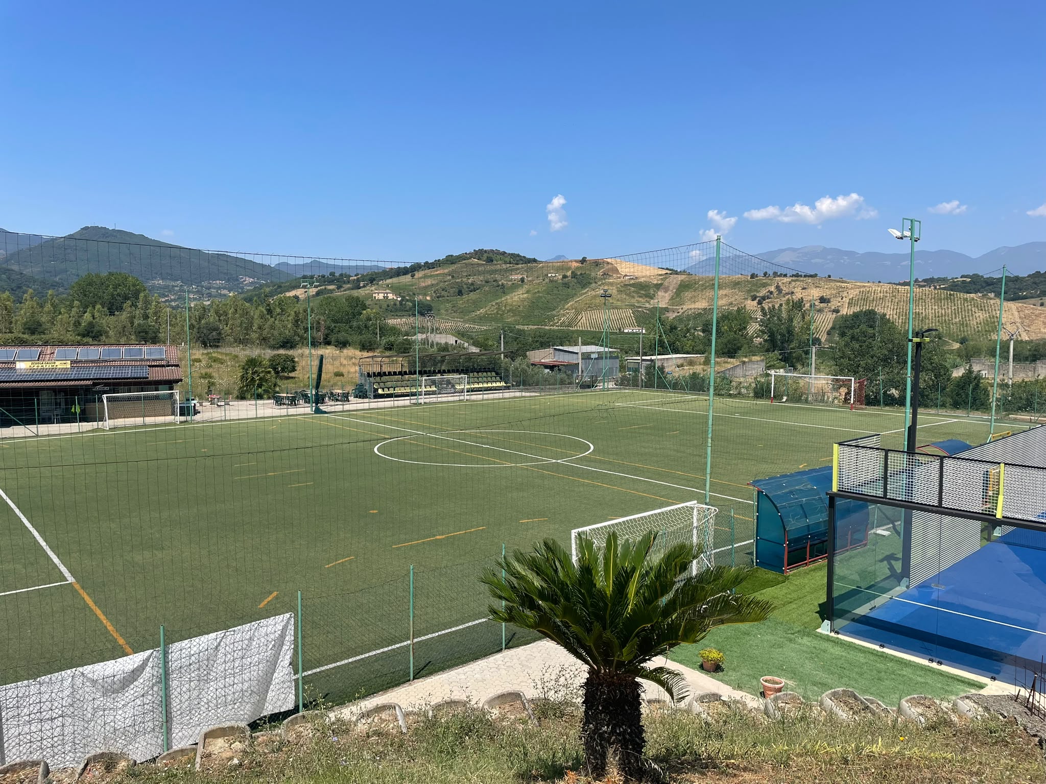 Giovani calciatori Sportime in campo durante una partita